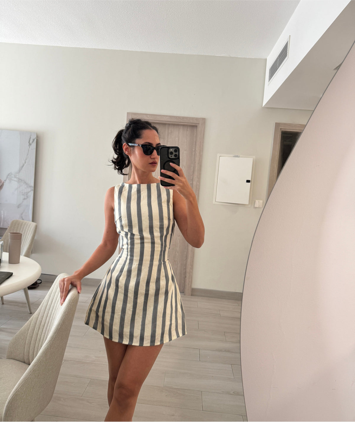 Audrina A kesim elbisenin ayna karşısında görünümü